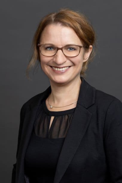 Anika Limburg, ist promovierte Germanistin und Expertin für deutsche Sprache und Literatur. Sie leitet das LehrLernZentrum an der Hochschule RheinMain und ist Mitbegründerin des virtuellen Kompetenzzentrums: Künstliche Intelligenz und wissenschaftliches Arbeiten, kurz VK:KIWA.