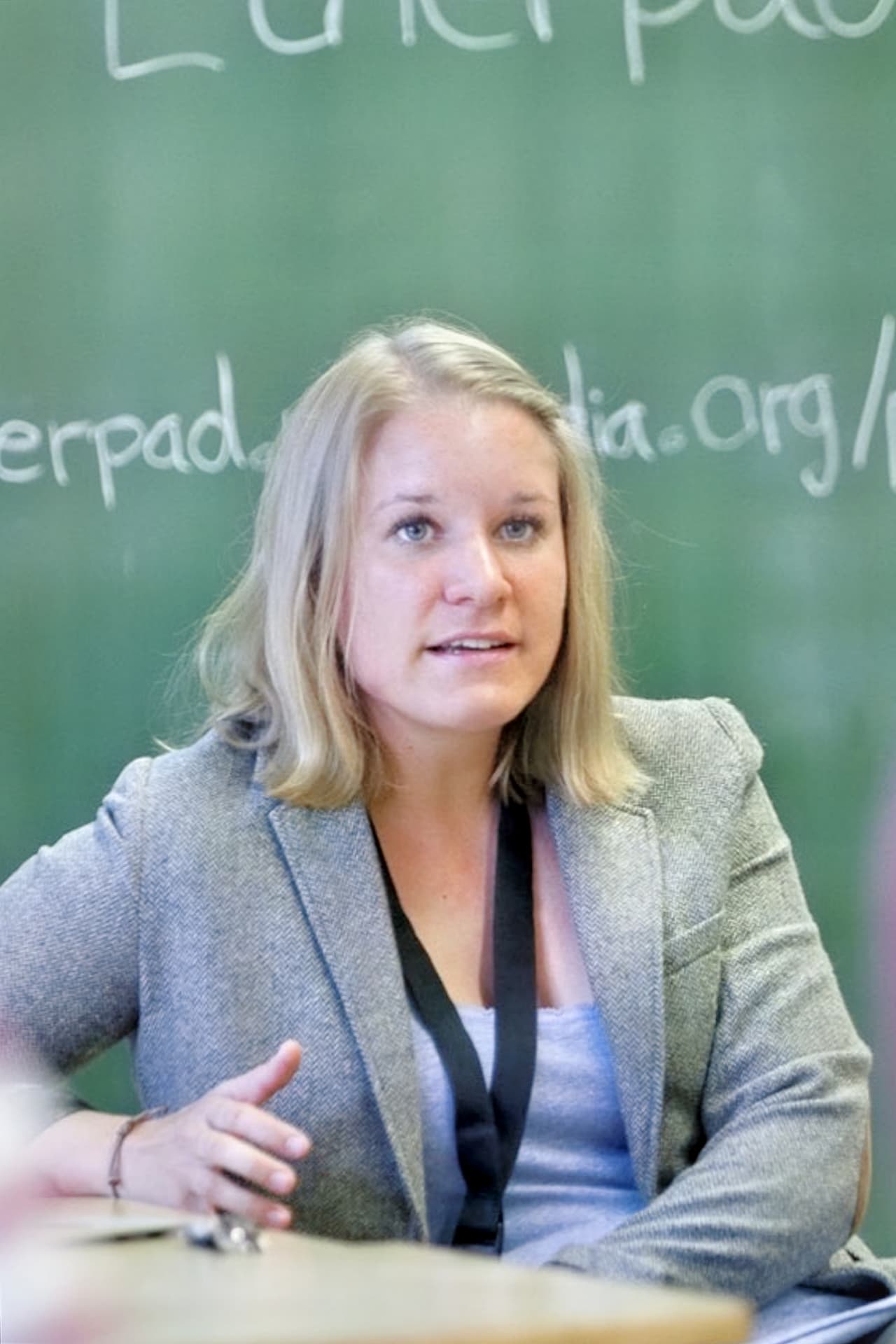 Regina Schulz ist Lehrerin an einem Hamburger Gymnasium. Sie arbeitet als Lehrer:innenfortbildnerin im Bereich Fremdsprachen mit den Schwerpunkten Digitalität und BNE; zusätzlich ist sie Fellow des Digital and Data Literacy in Teaching Lab (DDitLab) der Universität Hamburg. Sie veröffentlicht ihre Unterrichtsmaterialien als OER im digitallearninglab.de."